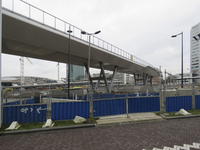 907421 Gezicht op het eerste deel van de toekomstige Moreelsebrug voor voetgangers en fietsers te Utrecht, vanaf de ...